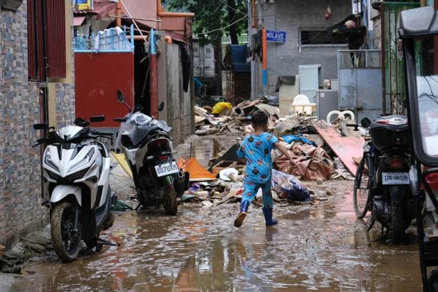 Bilder des Jahres 2024, News 07 Juli News Themen der Woche KW 30 News Bilder des Tages On July 25, 2024, residents of Marikina, Philippines, clean their homes, salvage products and personal belongings ruin by dirt and mud after heavy rain and flooding from Typhoon Gaemi, locally named Carina. Copyright: xDeoxMontesclarosx
