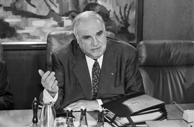 Archivbilder der Woche KW30 Deutschland, Bonn, 02.02.1994 Archiv.: 46-02-29 Kabinettsitzung Foto: Bundeskanzler Helmut Kohl Kabinettsitzung *** Germany, Bonn, 02 02 1994 Archive 46 02 29 Cabinet meeting Photo Federal Chancellor Helmut Kohl Cabinet meeting