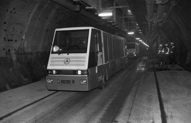 Archivbilder der Woche KW30 Frankreich, Calais, 14.02.1994 Archiv.: 46-05-06 Am 6.Mai werden Frankreichs Praesident Francois Mitterrand und die britische Koenigin Elisabeth II. den Eurotunnel eroeffnen. Foto: Spezial-Rettungsfahrzeuge im Eurotunnel Eröffnung Eurotunnel *** France, Calais, 14 02 1994 Archive 46 05 06 On May 6, French President Francois Mitterrand and British Queen Elizabeth II will open the Eurotunnel Photo Special rescue vehicles in the Eurotunnel Opening Eurotunnel