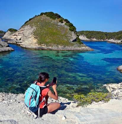junge Frau fotografiert die Landschaft oestlich der Stadt am Wanderweg zur Insel Fazzio, Frankreich, Korsika, Bonifacio young woman photographs the landscape east of the city on the hiking trail to the island Fazzio, France, Corsica, Bonifacio BLWS713318 *** Boy Woman photographed the Landscape east the City on Hiking trail to Island Fazzio, France, Corsica, Bonifacio Young Woman Photographs The Landscape East of The City ON The Hiking Trail to The Iceland Fazzio, France, Corsica, Bonifacio BLWS713318 Copyright: xblickwinkel P.xRoyerx