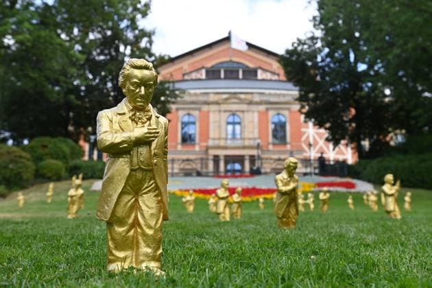 Entertainment Themen der Woche KW 30 News Bilder des Tages Entertainment Bilder des Tages Festspielhaus,Aussenaufnahme,Gebaeude mit Goldenen Wagner Figuren auf der gurenen Wiese, Eroeffnung der Bayreuther Richard Wagner Festspiele 2024 Roter Teppich am 25.07.2024.. Gruener Huegel, *** Festival hall, exterior shot, building with golden Wagner figures on the green meadow, opening of the Bayreuth Richard Wagner Festival 2024 red carpet on 25 07 2024 Green Hill,