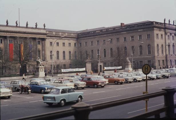 Archivbilder der Woche KW30 Berlin GER, 20240101, Aufnahme Berlin, ca. 1986, Stadtansicht, parkende Autos vor der universität Unter den Linden *** Berlin GER, 20240101, photo Berlin, ca 1986, city view, parked cars in front of the university Unter den Linden