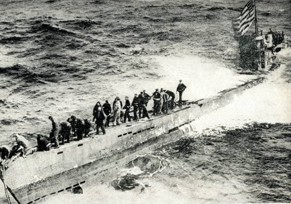 RECORD DATE NOT STATED German U-boats surrender, end of WW2 German U-boats surrender, 10 May 1945, end of WW2 - a German submarine crew surrenders to a US Navy ship. It was one of around 70 U-boats still at sea at the time of the German surrender. Date: 1945  Copyright: Copyrightx(c)Geminix2023.xCredit:xGemini 13658324