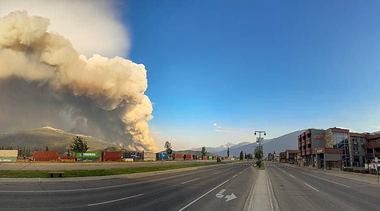 News Themen der Woche KW 30 News Bilder des Tages July 25, 2024, , Alberta, Canada: Smoke rises over Jasper in Alberta, Canada earlier this week. Jasper National Park Canada  - ZUMA 20240725_new_z03__032 Copyright: xJasperxNationalxParkx