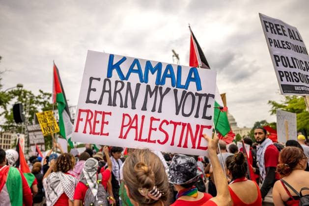 Activists Demonstrate in D.C. during Israeli Prime Minister Netanyahu s Address to Congress An activist holds a sign that reads Kamala earn my vote free Palestine during a pro-Palestinian protest near the U.S. Capitol on July 24, 2024 in Washington, DC. Activists staged multiple protests in response to the visit of Israeli Prime Minister Benjamin Netanyahu to the U.S. Capitol and to protest the Hamas-Israel war. Washington DC District of Columbia United States Copyright: MIchaelxNigro
