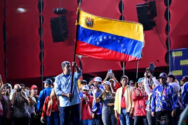News Themen der Woche KW 30 (240726) -- CARACAS, July 26, 2024 -- Venezuelan President Nicolas Maduro (front) waves a national flag during his closing election campaign rally in Caracas, Venezuela, July 25, 2024. Over 20 million eligible voters are expected to cast their ballots on July 28 to elect a president in Venezuela. ) VENEZUELA-CARACAS-PRESIDENTIAL ELECTION-MADURO LixMuzi 