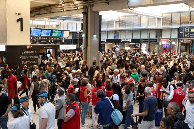 Bilder des Jahres 2024, News 07 Juli News Themen der Woche KW 30 News Bilder des Tages Paris Montparnasse station PHOTOPQR LE PARISIEN Olivier Lejeune PARIS 26 07 2024 SNCF train traffic was severely disrupted on Sunday after a power cable broke at the entrance to a tunnel JULY 26 2024 France Massive attack on fast train network French train operator SNCF has reported acts of intentional vandalism on several high speed rail routes The incidents, which have led to disruption, come immediately ahead of the opening of the 2024 Paris Olympics Local Caption LE PARISIEN PARIS France  Copyright: xPHOTOPQR LExPARISIEN MAXPPPxLP OlivierxLejeunex 20240726LPA2085 20240726LPA2085