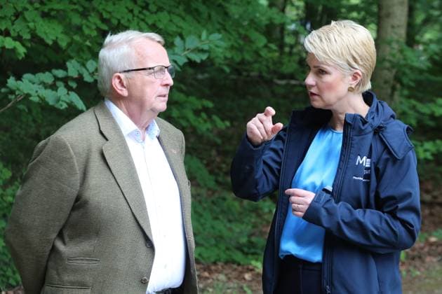 Die Ministerpräsidentin des Landes Mecklenburg Die Ministerpräsidentin des Landes Mecklenburg Vorpommern und amtierende Bundesratspräsidentin Manuela Schwesig besucht am Freitag (26.07.2024) in der Hanse- und Universitätsstadt Rostock den örtlichen Zoo. Dort eröffnet sie den Landeszootag. An dem Tag bieten die Zoos und Tierparks im Land besondere Programme für ihre Besucherinnen und Besucher an. Für alle Kinder und Jugendlichen bis einschließlich 14 Jahren ist der Eintritt frei. Dahingehend besucht die Regierungschefin die Meereswelten und Eiswelten. Dazu nimmt sie an der Fütterung eines Kraken und der Eisbären teil. Außerdem füttert sie selbst die Galapagos-Riesenschildkröten. Hier im Gespräch mit dem Zoominister des Landes