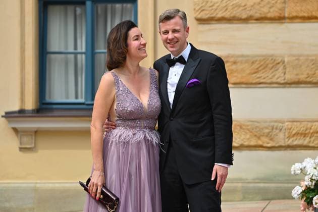 Dorothee Baer mit Ehemann Oliver Baer. Eroeffnung der Bayreuther Richard Wagner Festspiele 2024 Roter Teppich am 25.07.2024.. Gruener Huegel, *** Dorothee Baer with husband Oliver Baer Opening of the Bayreuth Richard Wagner Festival 2024 Red Carpet on 25 07 2024 Gruener Huegel,