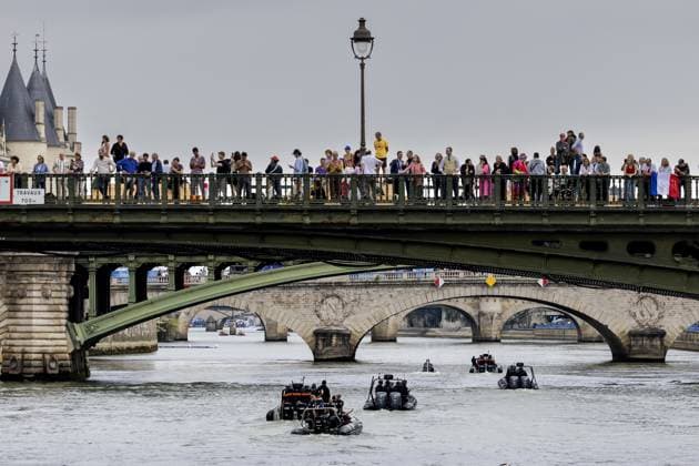 News Themen der Woche KW 30 News Bilder des Tages PARIS - Police in boats ahead of the opening ceremony of the Olympic Games in Paris. For the first time in the history of the Summer Olympics, the opening ceremony will not be held in a stadium, but on the River Seine. ANP REMKO DE WAAL netherlands out - belgium out  Copyright: xx x504243649x originalFilename: 504243649.jpg