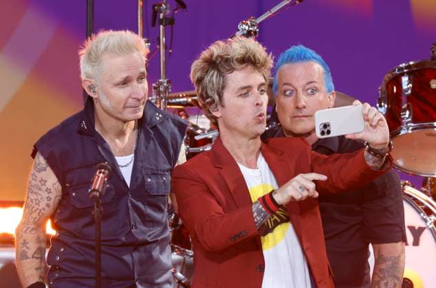 Entertainment Themen der Woche KW 30 Entertainment Bilder des Tages Billie Joe Armstrong, Tre Cool and Mike Dirnt of Green Day take a selfie when they perform on Good Morning America s 2024 Summer Concert Series at the Rumsey Playfield SummerStage in Central Park in New York City on Friday, July 26, 2024.  NYP20240726108 JOHNxANGELILLO