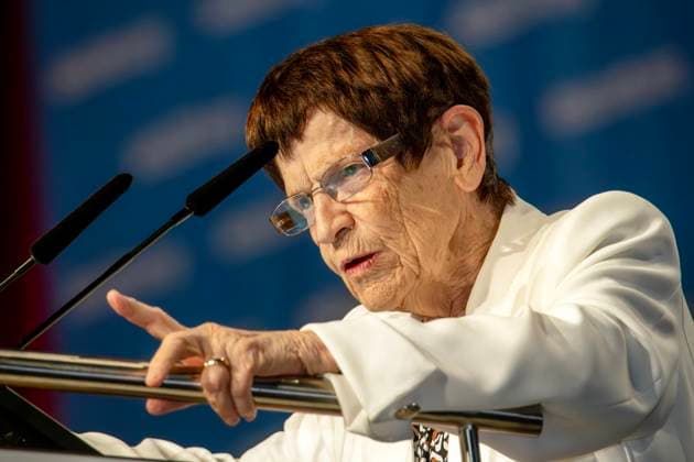 Rita Süssmuth, Ex-Bundestagspräsidentin, Rede nach Preisverleihung bei der AIDS 2024, Internationale AIDS-Konferenz, München, 26. Juli 2024 Deutschland, München, 26. Juli 2024, Rita Süssmuth, 87, ehemalige Bundestagspräsidentin (1988-1998) und Bundesgesundheitsministerin (1985-1988), Dankesrede für den Barbara Lee Political Leadership Award, den sie von der US-Kongressabgeordneten Barbar Lee überreicht bekommen hatte, bei der Abschlusssitzung der AIDS 2024, 25. Internationale AIDS-Konferenz, Messezentrum, Welt-AIDS-Konferenz zum wissenschaftlichen Stand der AIDS-Forschung, zu neuen Therapien und Medikamenten, zu Krankheit und Ansteckung, Veranstaltung, Konferenz, Gesundheit, Bayern,