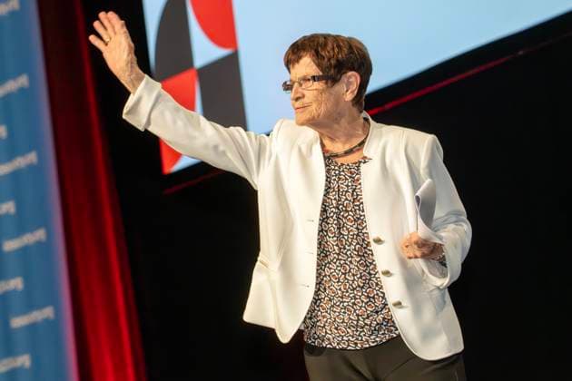 Rita Süssmuth, Ex-Bundestagspräsidentin, winkt dem Publikum zum Abschied zu, Rednerin bei der AIDS 2024, Internationale AIDS-Konferenz, München, 26. Juli 2024 Deutschland, München, 26. Juli 2024, Rita Süssmuth, 87, ehemalige Bundestagspräsidentin (1988-1998) und Bundesgesundheitsministerin (1985-1988), winkt dem Publikum zum Abschied zu nach ihrer Dankesrede für den Barbara Lee Political Leadership Award, den sie von der US-Kongressabgeordneten Barbara Lee überreicht bekommen hatte, bei der Abschlusssitzung der AIDS 2024, 25. Internationale AIDS-Konferenz, Messezentrum, Welt-AIDS-Konferenz zum wissenschaftlichen Stand der AIDS-Forschung, zu neuen Therapien und Medikamenten, zu Krankheit und Ansteckung, Veranstaltung, Konferenz, Gesu