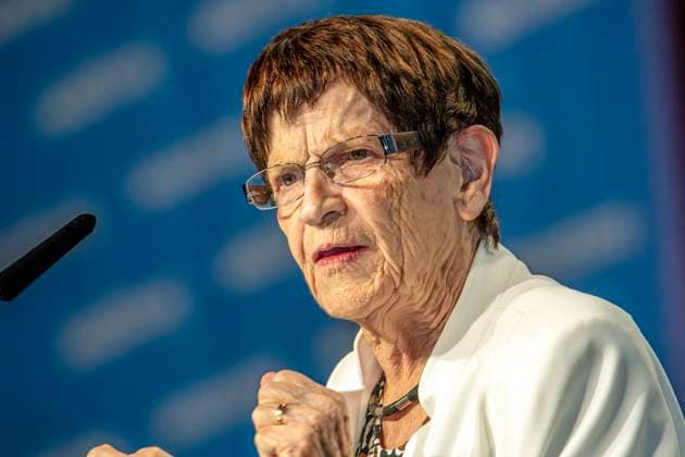 Rita Süssmuth, Ex-Bundestagspräsidentin, Rede nach Preisverleihung bei der AIDS 2024, Internationale AIDS-Konferenz, München, 26. Juli 2024 Deutschland, München, 26. Juli 2024, Rita Süssmuth, 87, ehemalige Bundestagspräsidentin (1988-1998) und Bundesgesundheitsministerin (1985-1988), Dankesrede für den Barbara Lee Political Leadership Award, den sie von der US-Kongressabgeordneten Barbar Lee überreicht bekommen hatte, bei der Abschlusssitzung der AIDS 2024, 25. Internationale AIDS-Konferenz, Messezentrum, Welt-AIDS-Konferenz zum wissenschaftlichen Stand der AIDS-Forschung, zu neuen Therapien und Medikamenten, zu Krankheit und Ansteckung, Veranstaltung, Konferenz, Gesundheit, Bayern,