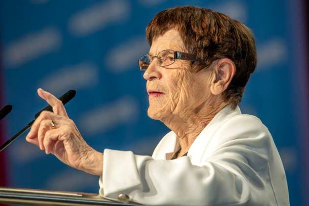 Rita Süssmuth, Ex-Bundestagspräsidentin, Rede nach Preisverleihung bei der AIDS 2024, Internationale AIDS-Konferenz, München, 26. Juli 2024 Deutschland, München, 26. Juli 2024, Rita Süssmuth, 87, ehemalige Bundestagspräsidentin (1988-1998) und Bundesgesundheitsministerin (1985-1988), Dankesrede für den Barbara Lee Political Leadership Award, den sie von der US-Kongressabgeordneten Barbara Lee überreicht bekommen hatte, bei der Abschlusssitzung der AIDS 2024, 25. Internationale AIDS-Konferenz, Messezentrum, Welt-AIDS-Konferenz zum wissenschaftlichen Stand der AIDS-Forschung, zu neuen Therapien und Medikamenten, zu Krankheit und Ansteckung, Veranstaltung, Konferenz, Gesundheit, Bayern,