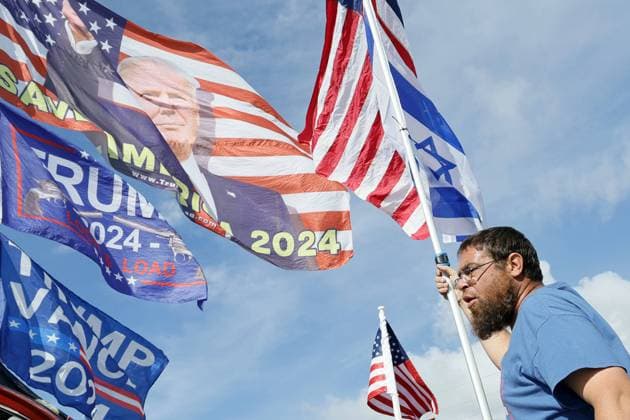 July 26, 2024, West Palm Beach, FL, USA: Matt Dorffman, of West Palm Beach, holds a flagpole bearing Israeli and U.S. flags as he attaches it to his car along Southern Boulevard on the route to Mar-a-Lago in Palm Beach, Florida, on Friday, July 26, 2023. Republican Presidential Candidate Donald Trump will met with Prime Minister of Israel Benjamin Netanyahu at the estate. West Palm Beach USA - ZUMAm67_ 20240726_zaf_m67_014 Copyright: xAmyxBethxBennettx