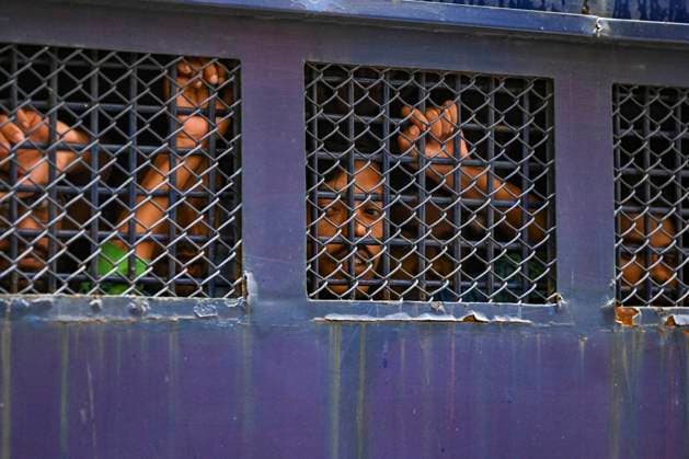 Bilder des Jahres 2024, News 07 Juli News Themen der Woche KW 30 News Bilder des Tages Protesters Arrested In Dhaka, Bangladesh A police van is transporting protesters to the jail after their court hearing in Dhaka, Bangladesh, on July 26, 2024. The number of arrests in days of violence in Bangladesh is passing the 2,500 mark after protests over employment quotas are sparking widespread unrest. Dhaka Dhaka Bangladesh  Copyright: xZabedxHasnainxChowdhuryx originalFilename: chowdhury-notitle240726_npC3I.jpg