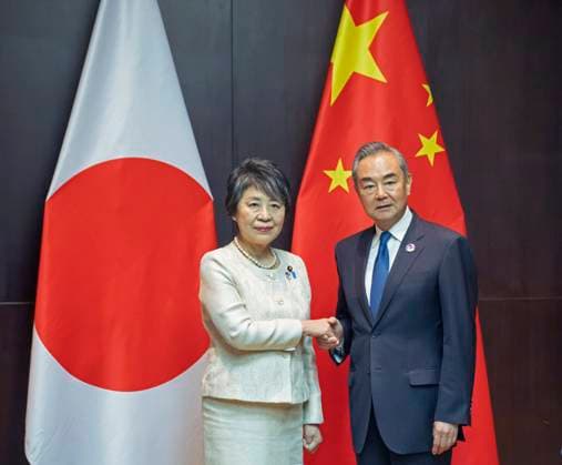 News Themen der Woche KW 30 (240727) -- VIENTIANE, July 27, 2024 -- Chinese Foreign Minister Wang Yi, also a member of the Political Bureau of the Communist Party of China Central Committee, meets with Japanese Foreign Minister Yoko Kamikawa in Vientiane, Laos, July 26, 2024. (Photo by Xinhua) LAOS-VIENTIANE-WANG YI-JAPANESE FM-MEETING KaikeoxSaiyasane 