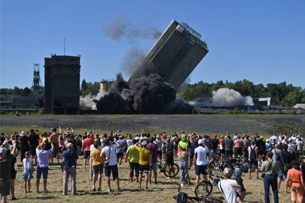 Bilder des Jahres 2024, News 07 Juli News Themen der Woche KW 30 Blasting of skip mining tower, Lazy Mine, Orlova (Karvina region), Czech Republic, July 27, 2024. The 85-metre high concrete tower was used to bring the mined coal to the surface. (CTKxPhoto JaroslavxOzana) CTKPhotoP2024072702830  CTKPhotoP2024072702830