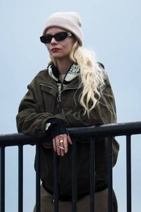 Anya Taylor-Joy, Archivbilder 2024 Glastonbury Festival held at Worthy Farm in Glastonbury, UK Anya Taylor-Joy watches Shania Twain seen performing on the Pyramid Stage on the Sunday of 2024 Glastonbury Festival held at Worthy Farm in Glastonbury, UK on 30 Jun , 2024.,  Copyright: xJuliexEdwardsx xAvalonx 0885990922