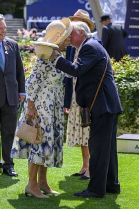Entertainment Themen der Woche KW 30 Entertainment Bilder des Tages Queen Camilla kisses her ex husband Andrew Parker Bowles on arrival at Ascot for Queen Camilla at Ascot for the Qipco King George Day races.The Queen had a runner (Handcuffed) in race two Princess Margaret Stakes.It finished out of the places. Featuring: Queen Camilla, Andrew Parker Bowles Where: Ascot, United Kingdom When: 27 Jul 2024 Credit: Cover Images EDITORIAL USE ONLY. NOT FOR USE BY NEWSPAPERS BASED IN THE UK. Copyright: xx coverimg53985584