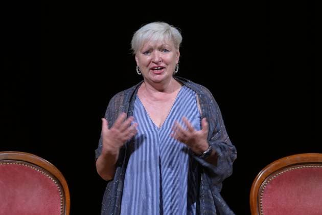 Gespräch zwischen dem Schauspieler Michael Maertens und dem Entertainer Harald Schmidt im Toscana Congress in Gmunden, im Rahmen der Salzkammergut Festwochen Gmunden , am 27.07.2024. Das Bild zeigt die Theaterfachfrau und ehemalige Direktorin des Wiener Burgtheaters Karin Bergmann während ihrer Begrüßungsansprache an das Publikum 2024 - Gespräch zwischen dem Schauspieler Michael Maertens und dem Entertainer Harald Schmidt im Toscana Congress in Gmunden, im Rahmen der Salzkammergut Festwochen Gmunden , am 27.07.2024. *** Conversation between the actor Michael Maertens and the entertainer Harald Schmidt at the Toscana Congress in Gmunden, as part of the Salzkammergut Festwochen Gmunden , on 27 07 2024 The picture shows the theater expert