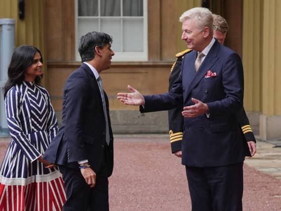 General Election 2024 Sir Clive Alderton, Principal Private Secretary to The King and Queen(right) with Commander William Thornton, Royal Navy, Equerry to The King (hidden) greet Rishi Sunak and his wife Akshata Murty, as he arrives at Buckingham Palace for an audience with King Charles III to formally resign as PM following the landslide General Election victory for the Labour Party. Picture date: Friday July 5, 2024. Election. NO UK USE FOR 48 HOURS,  Copyright: xAvalon.redx xAvalonx 0887438169