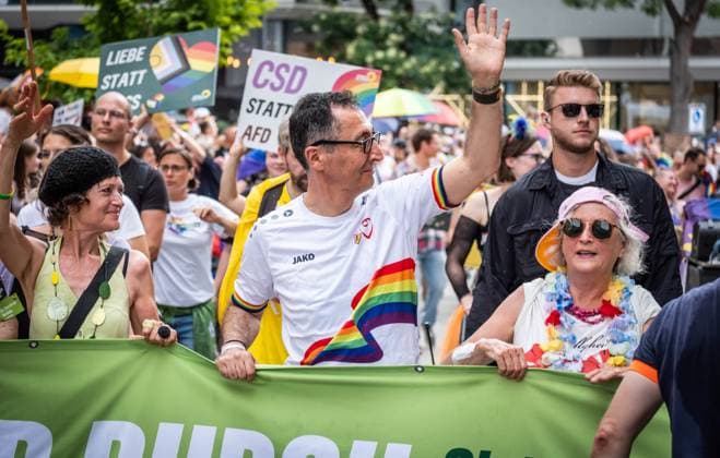 Bilder des Jahres 2024, News 07 Juli News Themen der Woche KW 30 News Bilder des Tages Christopher Street Day in Stgt. 20240727 CSD Umzug in Stuttgart; Cem Özdemir Bundesminister f. Landwirtschaft, Die Grünen *** Christopher Street Day in Stgt 20240727 CSD parade in Stuttgart Cem Özdemir Federal Minister for Agriculture, The Greens