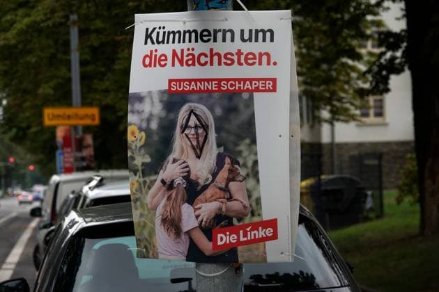 Wahlplakate beschmiert 27.07.2024, Chemnitz, Landtagswahl in Sachsen am 01.09.2024. Die Parteien und Organisationen aller politischer Strömungen hängen ihre Wahlplakate seit einigen Tagen auf. Die Verrohung des Wahlkampfes unter Teilen der Wähler nimmt zu. Es scheint keine Grenzen bei der Diffamierung des politischen Gegners zu geben. Das zeigen auch die neuesten Angriffe auf die Plakate. Mit Sprüchen und beleidigenden Schmierereien finden die Beleidigungen keine Grenzen. Dutzende Plakate an der Zschopauer Straße, Clausstraße und anderen beschmiert. *** Election posters smeared 27 07 2024, Chemnitz, State election in Saxony on 01 09 2024 The parties and organizations of all political currents have been putting up their election p