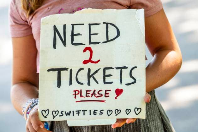 Taylor-Swift-Fan sucht 2 Karten für das ausverkaufte Konzert am Samstagabend, München, 27. Juli 2024 Deutschland, München, 27. Juli 2024, Taylor-Swift-Fan sucht dringend 2 Konzertkarten, steht am Olympiazentrum, hofft auf Angebote, Fans werden Swifties genannt, Taylor-Swift-Konzert im Olympiastadion seit langem ausverkauft, Fans, die kein Ticket haben, bieten über 200 Euro pro Karte, zwei Auftritte von Taylor Swift in München, Samstag- und Sonntagabend, The Eras Tour, Olympiapark, Musik, Popkonzert, Bayern *** Taylor Swift fan seeks 2 tickets for sold out Saturday night concert, Munich, July 27, 2024 Germany, Munich, July 27, 2024, Taylor Swift fan urgently seeks 2 concert tickets, standing at Olympiazentrum, hoping for offers, fans ar