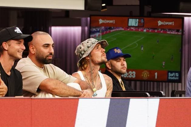 Celebrity Arsenal fan Justin Bieber watches Arsenal v Manchester United in the Rivals in Red match at SoFi Stadium Celebrity Arsenal fan Justin Bieber watches Arsenal v Manchester United in the Rivals in Red match at SoFi Stadium, Los Angeles, USA, on 27 July 2024., Credit:Jerry Perez Avalon  Copyright: xJerryxPerezx xAvalonx 0893240134