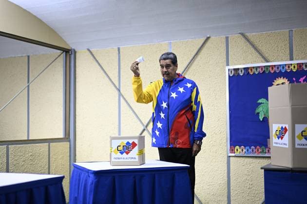 Venezuela, Präsidentschaftswahlen (240728) -- CARACAS, July 28, 2024 -- Venezuelan President Nicolas Maduro votes during the presidential election in Caracas, Venezuela, July 28, 2024. Election process begins to choose the next president of Venezuela. ) Photo Flash Election process begins to choose the next president of Venezuela LixMuzi 