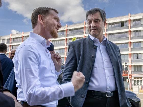 Der sächsische Ministerpräsident Michael Kretschmer (CDU) und der bayrische Ministerpräsident Markus Söder (CSU,v.l.) sprechen miteinander bei einem Arbeitstreffen in Plauen am 25.07.2024. Am 01. September wird in Sachsen ein neuer Landtag gewählt. Plauen Sachsen Deutschland *** The Saxon Prime Minister Michael Kretschmer CDU and the Bavarian Prime Minister Markus Söder CSU, from left, talk to each other at a working meeting in Plauen on 25 July 2024 A new state parliament will be elected in Saxony on 01 September Plauen Saxony Germany