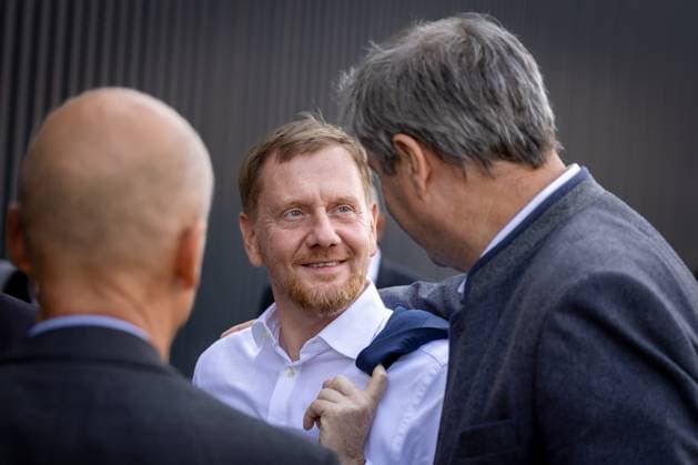 Der sächsische Ministerpräsident Michael Kretschmer (CDU) und der bayrische Ministerpräsident Markus Söder (CSU,v.l.) sprechen miteinander bei einem Arbeitstreffen in Plauen am 25.07.2024. Am 01. September wird in Sachsen ein neuer Landtag gewählt. Plauen Sachsen Deutschland *** The Saxon Prime Minister Michael Kretschmer CDU and the Bavarian Prime Minister Markus Söder CSU, from left, talk to each other at a working meeting in Plauen on 25 July 2024 A new state parliament will be elected in Saxony on 01 September Plauen Saxony Germany