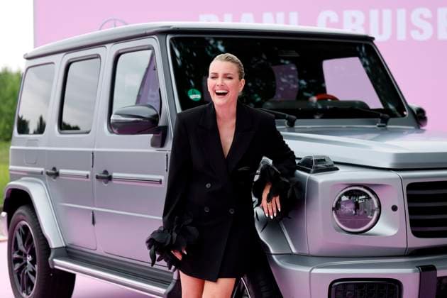 Entertainment Themen der Woche KW 30 Moderatorin Jennifer Knäble vor einem Mercedes-Benz SUV bei der Riani Cruise 2024. Düsseldorf, 27.07.2024 NRW Deutschland *** Presenter Jennifer Knäble in front of a Mercedes Benz SUV at the Riani Cruise 2024 Düsseldorf, 27 07 2024 NRW Germany Copyright: xChristophxHardtx