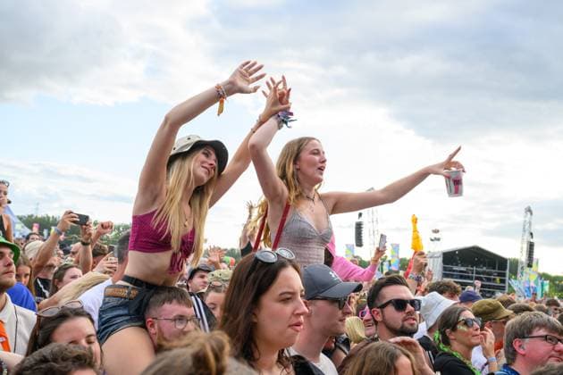The Crowd and Fans at Truck Festival - Saturday 27th July 2024 The Crowd and Fans at Truck Festival - Saturday 27th July 2024 Truck Festival 2023 will take place in the idyllic Oxfordshire countryside from 26 to 28 July 2024. Often described as the Godfather of the small music festivals, the Truck Festival has been featuring some of the biggest and best emerging artists since 1998. The festival takes place at Hill Farm, Steventon, Oxfordshire, OX13 6AB. Photography by Hannah Meadows for RETNA, Credit:Hannah Meadows Photography Avalon  Copyright: xHannahxMeadowsxPhotographyx xAvalonx 0893355713