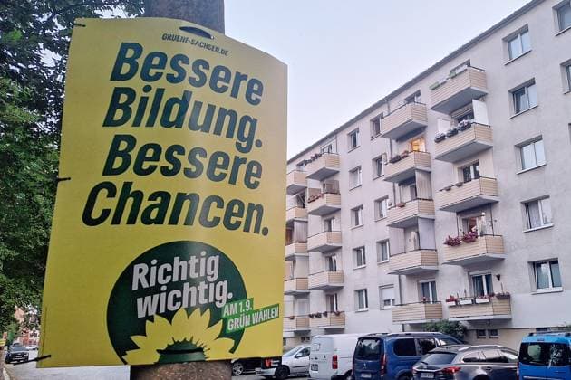 Leipzig, Sachsen, Deutschland, 22.07.2024: Wahlplakate zur Landtagswahl: Grünen-Wahlplakat mit dem Schriftzug Bessere Bildung, bessere Chancen *** Leipzig, Saxony, Germany, 22 07 2024 Election posters for the state election Green election poster with the slogan Better education, better opportunities Copyright: xdtsxNachrichtenagenturx dts_44125