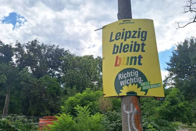 Leipzig, Sachsen, Deutschland, 23.07.2024: Wahlplakate zur Landtagswahl: Grünen-Wahlplakat mit dem Schriftzug Leipzig bleibt bunt *** Leipzig, Saxony, Germany, 23 07 2024 Election posters for the state election Green election poster with the lettering Leipzig remains colorful Copyright: xdtsxNachrichtenagenturx dts_44128