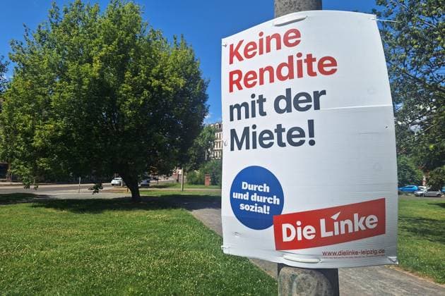 Leipzig, Sachsen, Deutschland, 22.07.2024: Wahlplakate zur Landtagswahl: Linken-Wahlplakat mit dem Schriftzug Reine Rendite mit der Miete *** Leipzig, Saxony, Germany, 22 07 2024 Election posters for the state election Left-wing election poster with the lettering Pure return with the rent Copyright: xdtsxNachrichtenagenturx dts_44133