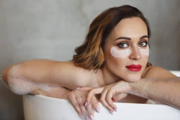 Creative Highlights Symbolbilder Portrait of the happy young woman relaxing in bathtub Copyright: imageBROKER DashaxPetrenko ibxiqx10536396.jpg ,model released, Symbolfoto ,property released