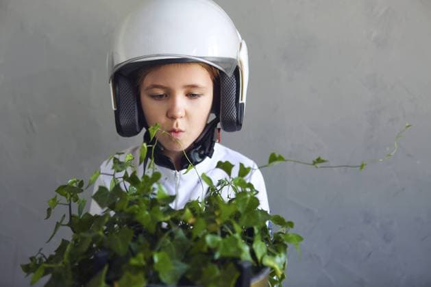 Creative Highlights Symbolbilder Astronaut futuristic kid girl wearing white uniform and helmet standing by the ivy plant Copyright: imageBROKER DashaxPetrenko ibxiqx10537320.jpg ,model released, Symbolfoto ,property released