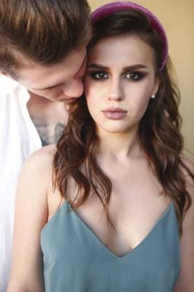 Creative Highlights Symbolbilder Tattoed stylish guy hugging his beautiful girlfriend on the gray studio background Copyright: imageBROKER DashaxPetrenko ibxiqx10537416.jpg ,model released, Symbolfoto ,property released