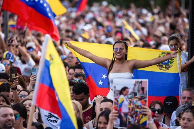 News Themen der Woche KW 30 News Bilder des Tages Demonstration of the Venezuelan opposition in Madrid, Spain - 28 Jul 2024 Protesters hold Venezuelan flags during a rally in Madrid s Plaza Colon in support of candidate Edmundo Gonzalez, during the Venezuelan general elections. The Comando ConVzla of Madrid called for a demonstration to show their support for the Venezuelan opposition leader Edmundo Gonzalez, part of the Democratic Unitary Platform (PUD), who is playing the elections against Nicolas Maduro. Madrid Spain Copyright: xLuisxSotox xSOPAxImagesx LSOTOVC15