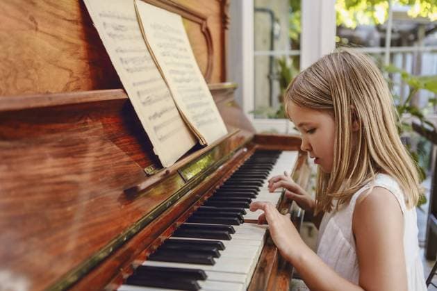Creative Highlights Symbolbilder Side view of little blond haired girl in white dress playing piano during rehearsing on cozy evening Copyright: imageBROKER DashaxPetrenko ibxiqx10539771.jpg ,model released, Symbolfoto ,property released