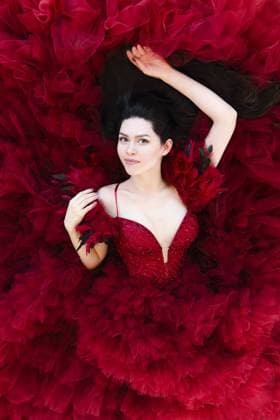 Creative Highlights Symbolbilder From above of lying beautiful young brunette female in luxurious red evening gown looking at camera Copyright: imageBROKER DashaxPetrenko ibxiqx10540144.jpg ,model released, Symbolfoto ,property released