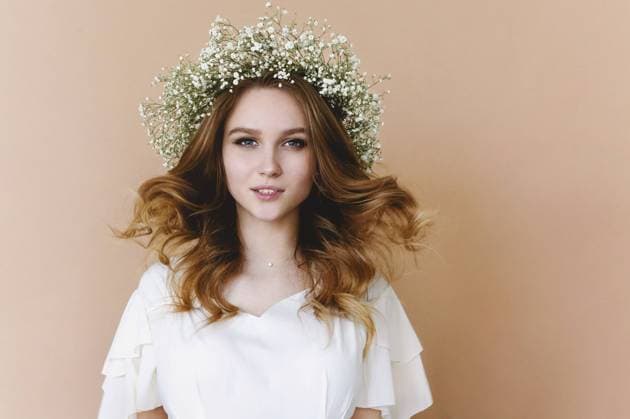Creative Highlights Symbolbilder Portrait of sensual blond woman with flowers wreath on beige background Copyright: imageBROKER DashaxPetrenko ibxiqx10540470.jpg ,model released, Symbolfoto ,property released