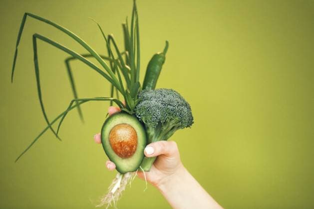 Creative Highlights Symbolbilder Unrecognizable female demonstrating bunch of healthy fresh vegetables while being on diet against green background Copyright: imageBROKER DashaxPetrenko ibxiqx10540699.jpg ,model released, Symbolfoto ,property released