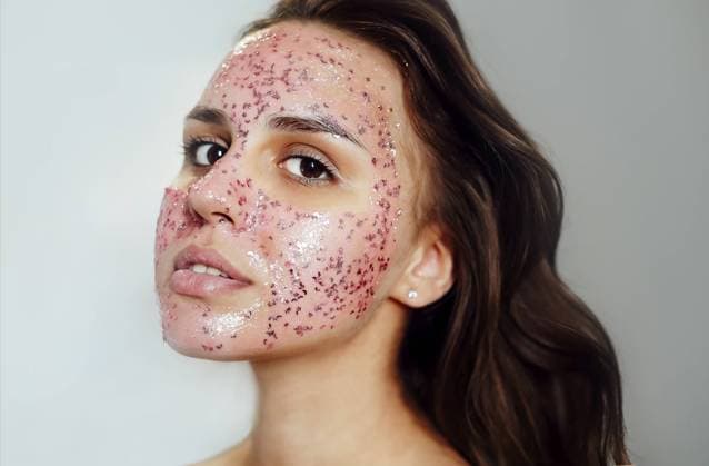Creative Highlights Symbolbilder Serene female with glowing facial mask standing on gray background in studio and looking at camera Copyright: imageBROKER DashaxPetrenko ibxiqx10540974.jpg ,model released, Symbolfoto ,property released