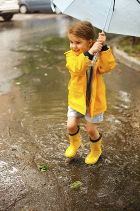 Creative Highlights Symbolbilder Little girl wearing yellow coat and boots under blue umbrella in rainy day Copyright: imageBROKER DashaxPetrenko ibxiqx10541171.jpg ,model released, Symbolfoto ,property released
