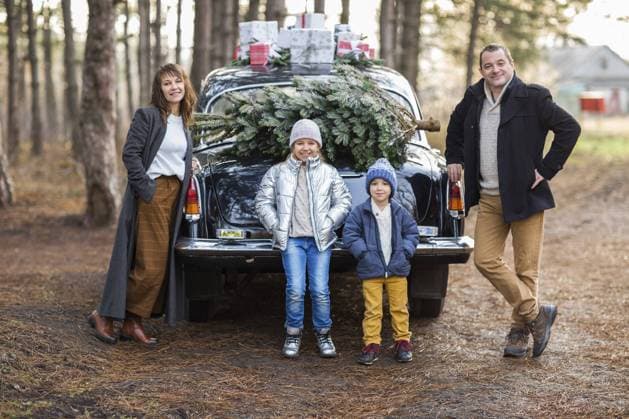 Creative Highlights Symbolbilder Smiling adult man and woman with kids in warm clothes standing at vintage car with Christmas presents Copyright: imageBROKER DashaxPetrenko ibxiqx10541347.jpg ,model released, Symbolfoto ,property released